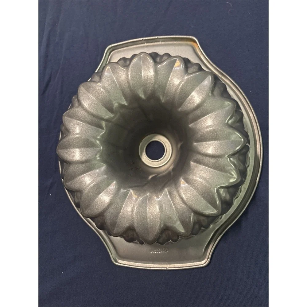 Wilton 9.75 x 3.38in Sunflower Fluted Cake Pan Non Stick Wilton Durability EUC